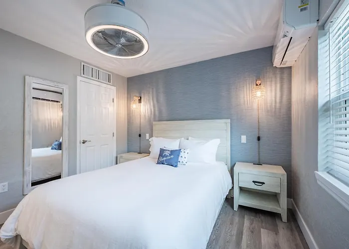 Blue Wave Motel *
